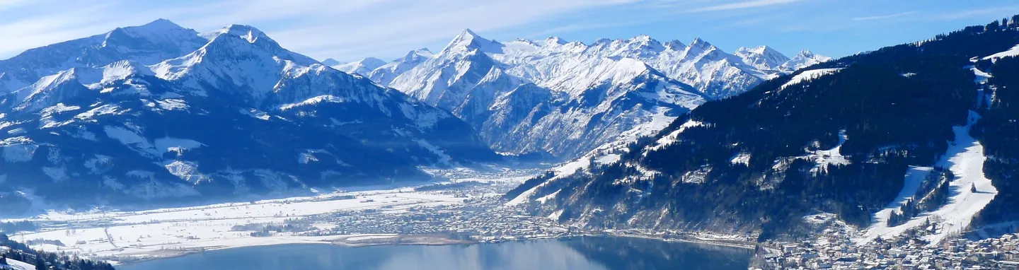 Winterpanorama über den Zeller See und die verschneiten Berge bei Zell am See